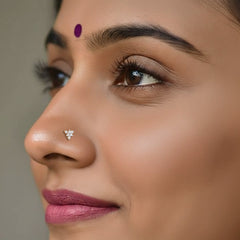 18K सोने और हीरे की स्टड नोज़ पिन KRC80147