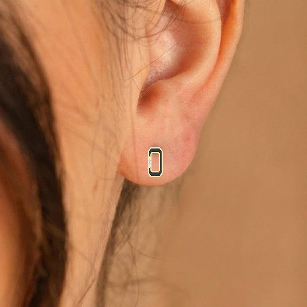 Gold and diamod stud earring, Close-up shot 