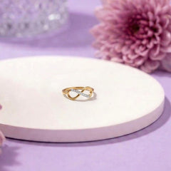 महिलाओं के लिए 18K गोल्ड और डायमंड डेलीवियर रिंग KRA10505