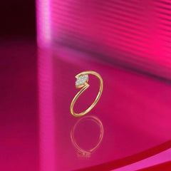 महिलाओं के लिए 18K सोने और हीरे की रोज़ाना पहनने वाली अंगूठी KRA10585