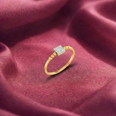 महिलाओं के लिए 18K गोल्ड और डायमंड डेलीवियर रिंग KRA10607