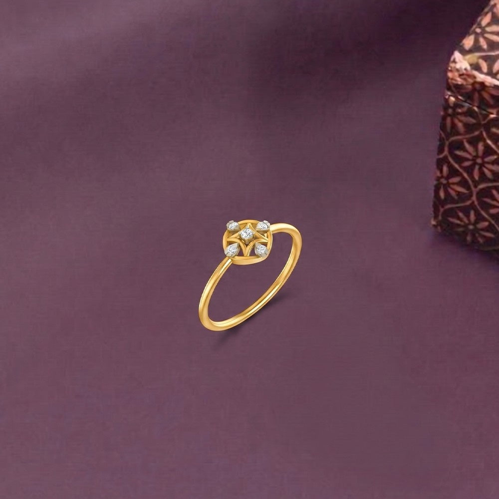 महिलाओं के लिए 18K गोल्ड और डायमंड डेलीवियर रिंग KRB10156