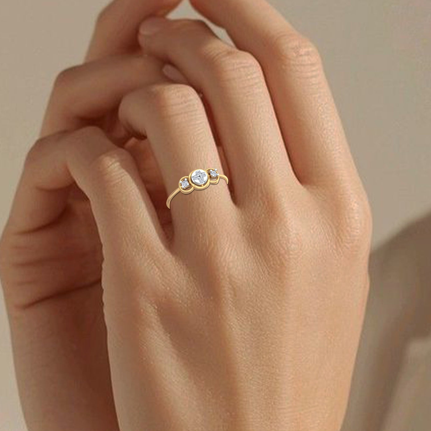 महिलाओं के लिए 18K गोल्ड और डायमंड डेलीवियर रिंग KRB10135