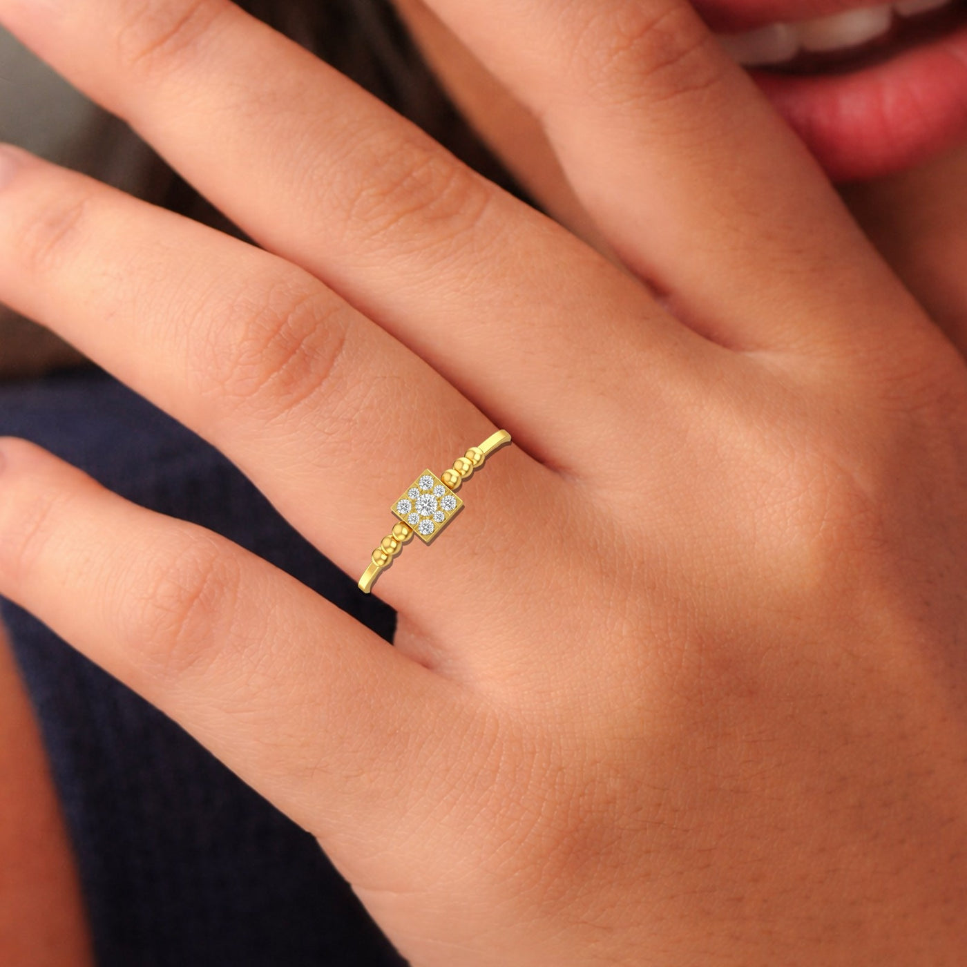 महिलाओं के लिए 18K गोल्ड और डायमंड डेलीवियर रिंग KRA10607