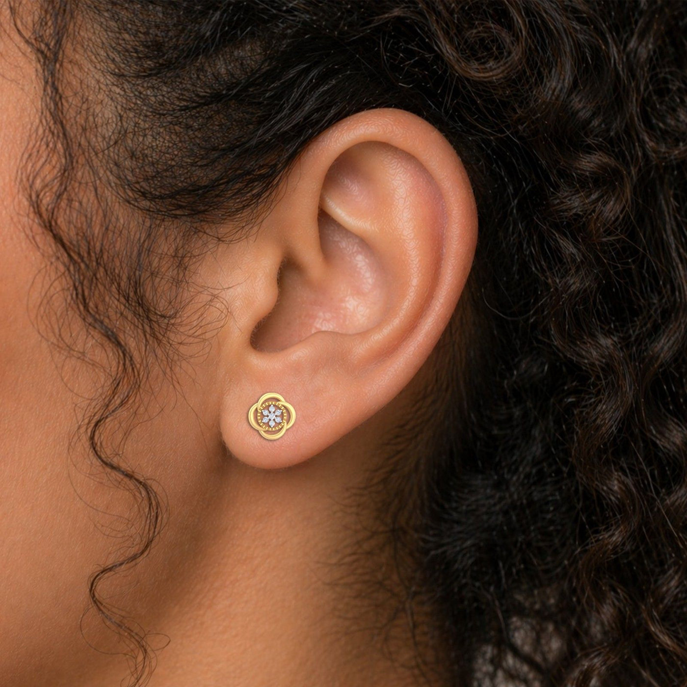Gold and diamond stud earring with floral-design, Close-up shot.