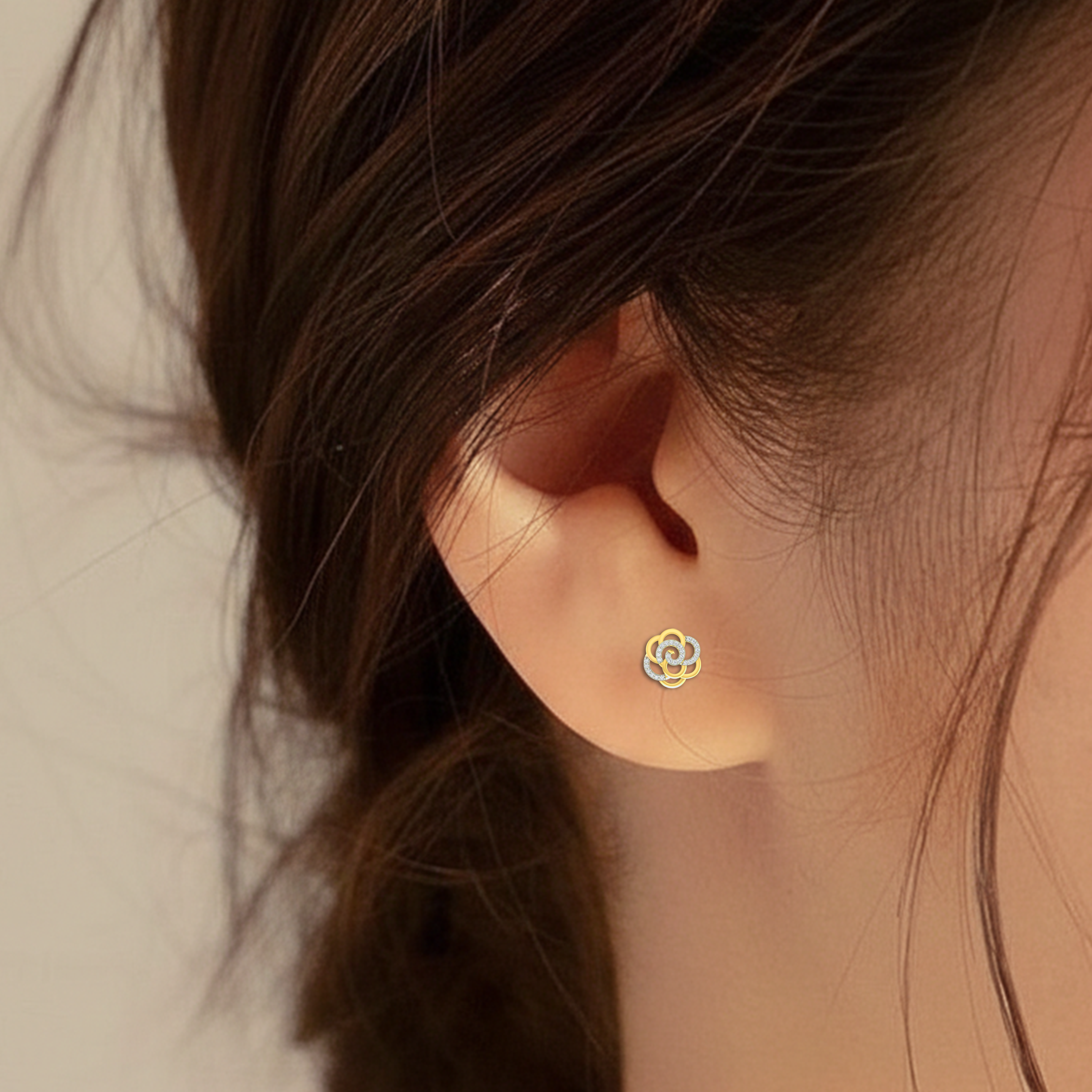 Yellow Gold Diamond Earring clse up shot| under 40k 
