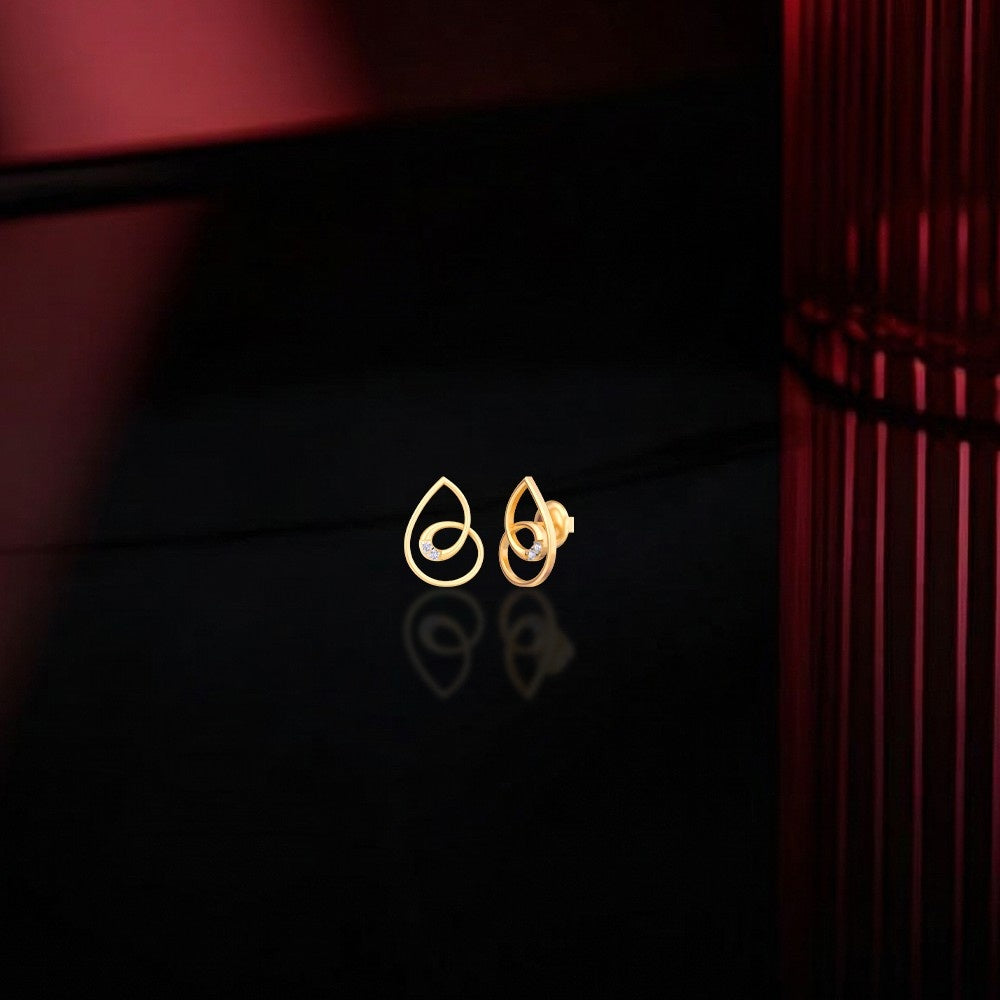 Gold and diamond dailywear stud earring.