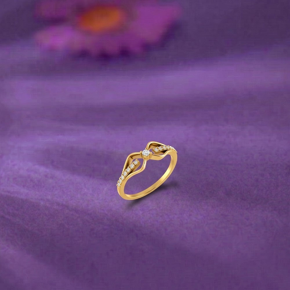 महिलाओं के लिए 18K गोल्ड और डायमंड बैंड रिंग KRE10511