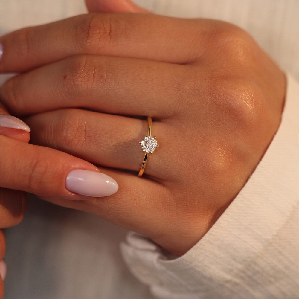 महिलाओं के लिए 18K गोल्ड और डायमंड सॉलिटेयर रिंग KRA10039